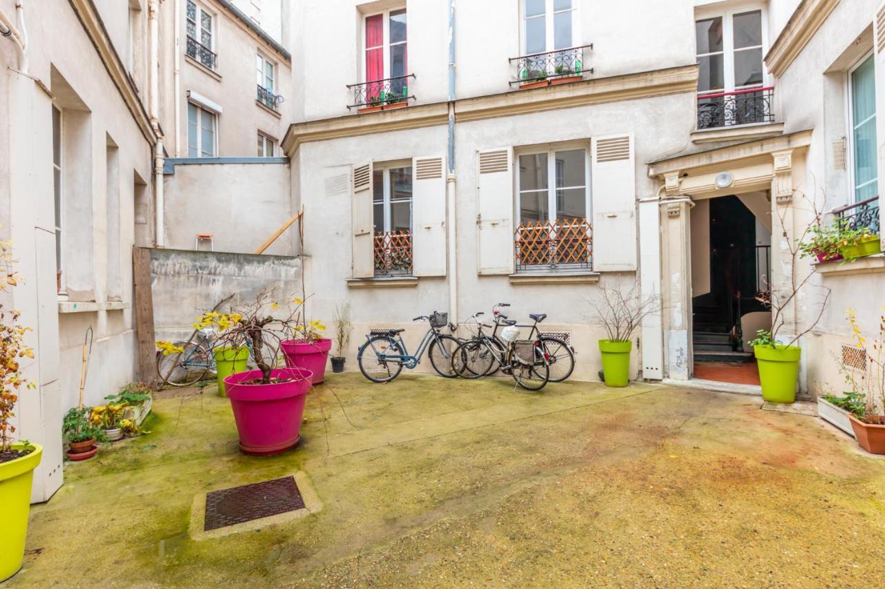 Enjoy The Traditional Parisian Life Exterior photo